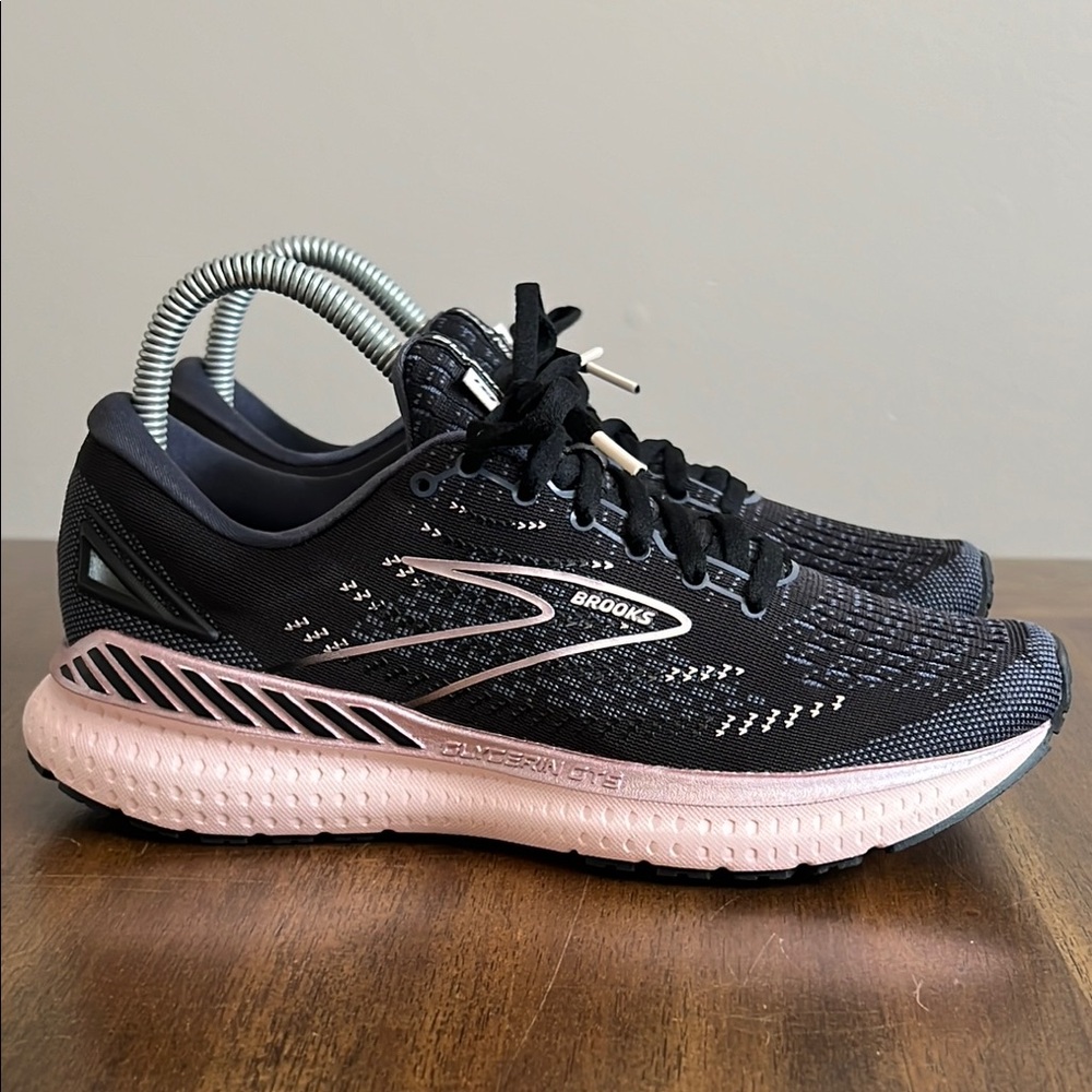 Brooks Women's Sneakers - Black and Pink